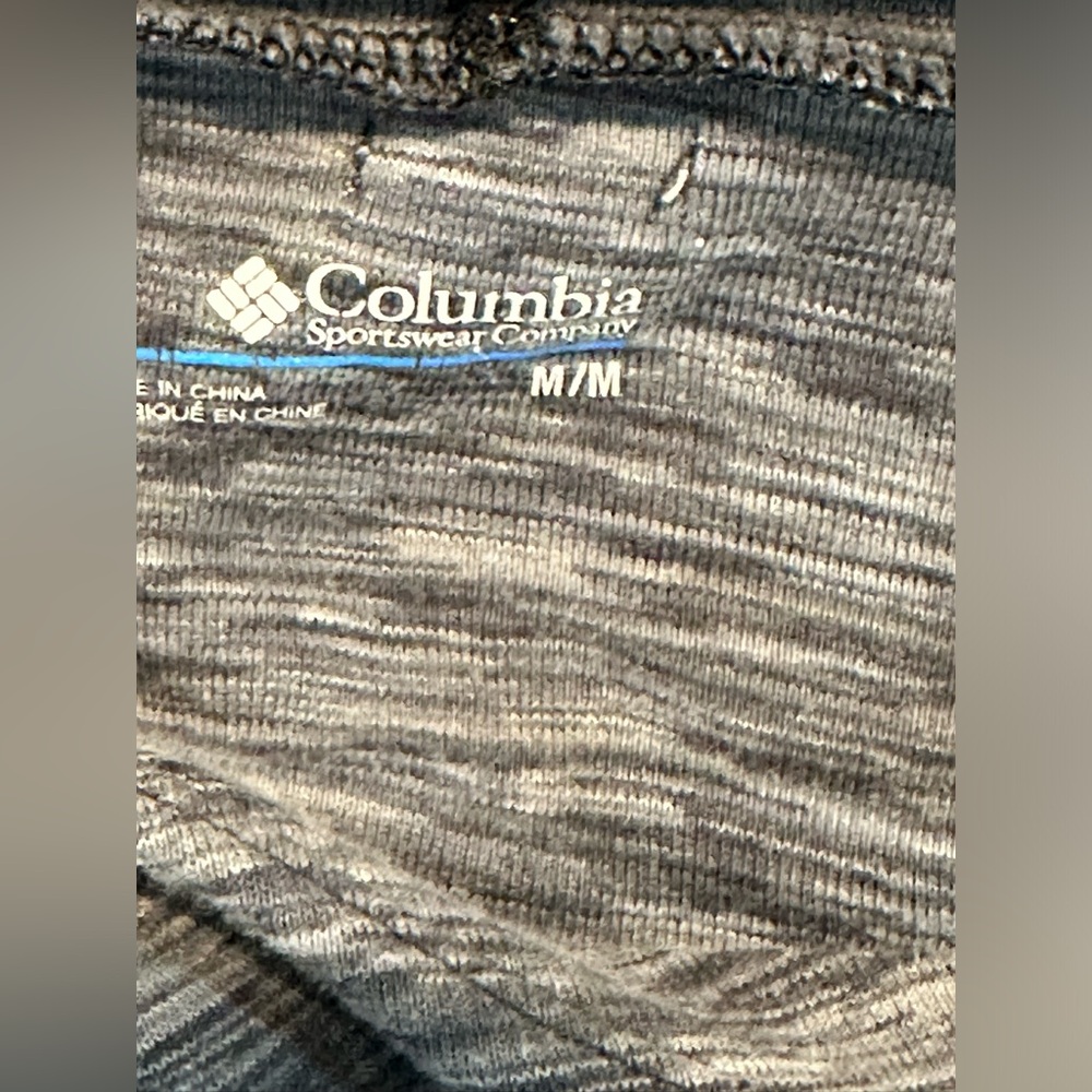Columbia Hooded Long Sleeve
Gray Shirt Size Médium - Picture 4 of 4